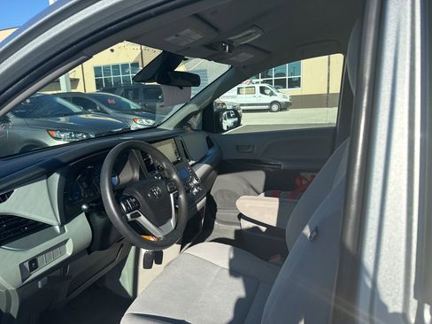 Used 2020 Toyota Sienna L image 7
