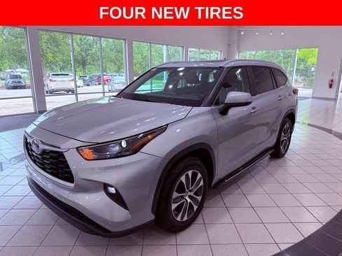Used 2023 Toyota Highlander XLE FWD image 3
