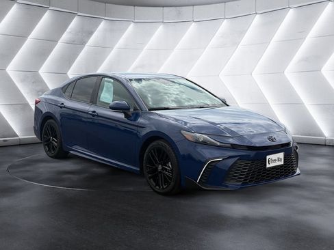 Used 2025 Toyota Camry SE FWD image 7