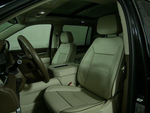 Used 2023 GMC Yukon XL Denali image 9