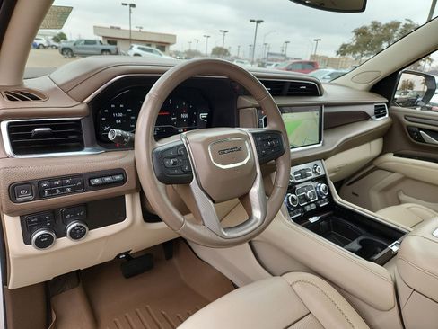 Used 2022 GMC Yukon XL Denali image 16