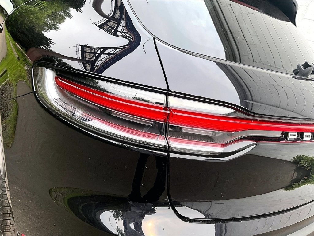 Certified 2025 Porsche Macan AWD/4WD image 31