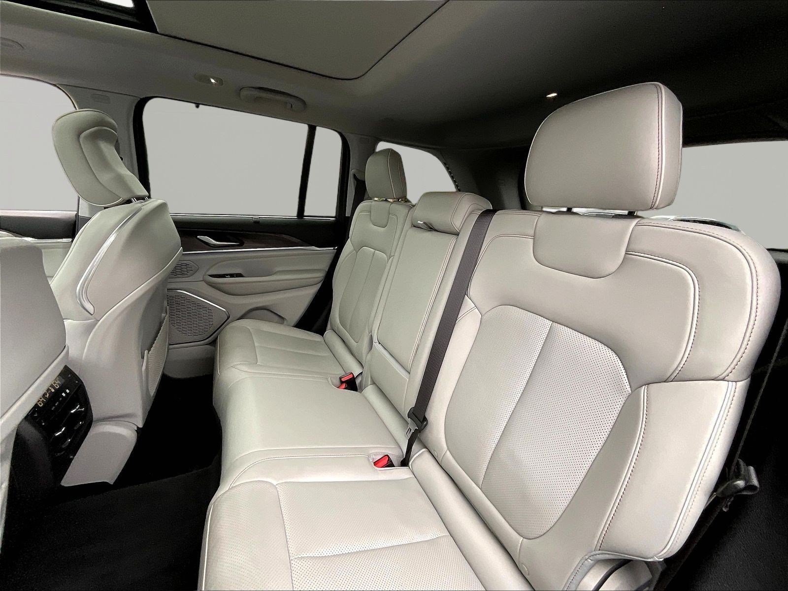 Used 2022 Jeep Grand Cherokee Overland w/ Luxury Tech Group IV AWD/4WD image 22
