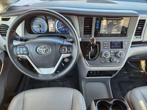 Used 2015 Toyota Sienna XLE image 2