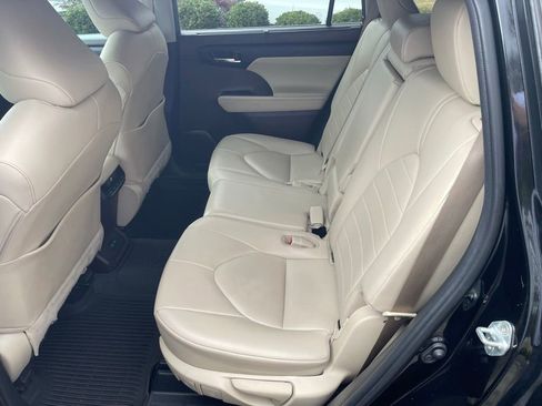 Used 2020 Toyota Highlander XLE AWD/4WD image 19