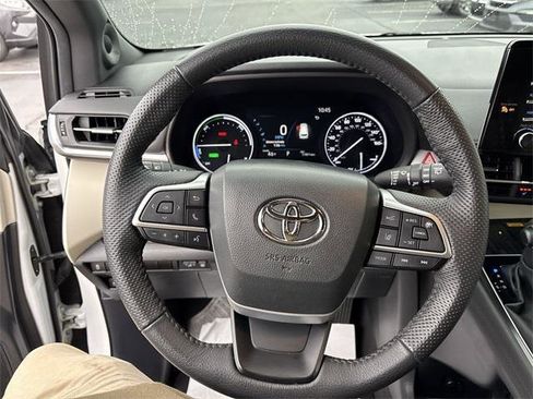 Certified 2024 Toyota Sienna Limited image 15