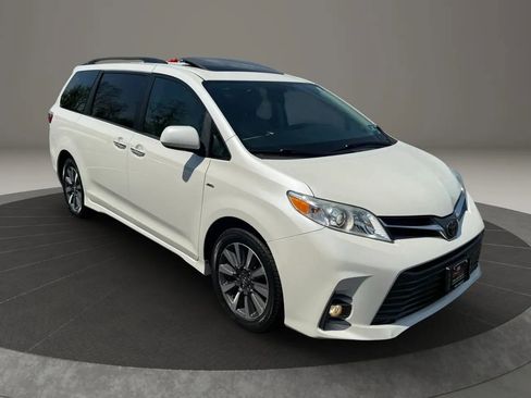 Used 2018 Toyota Sienna XLE w/ XLE Navigation Package AWD/4WD image 5