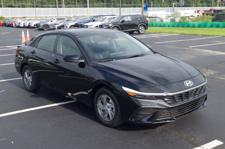 New 2026 Hyundai Elantra SE FWD image 3