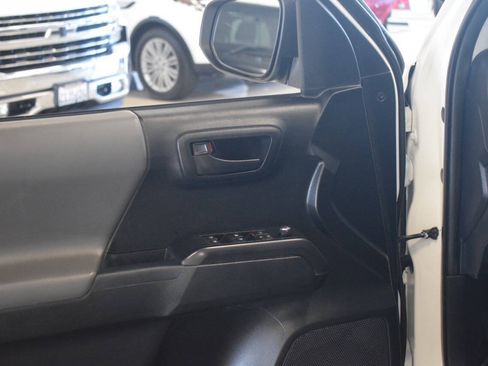 Used 2017 Toyota Tacoma SR AWD/4WD image 45