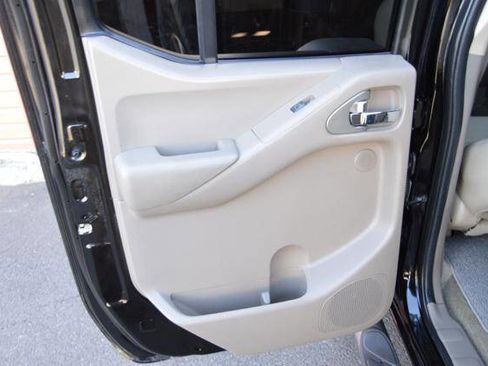 Used 2012 Nissan Frontier SL w/ Moonroof Pkg image 44