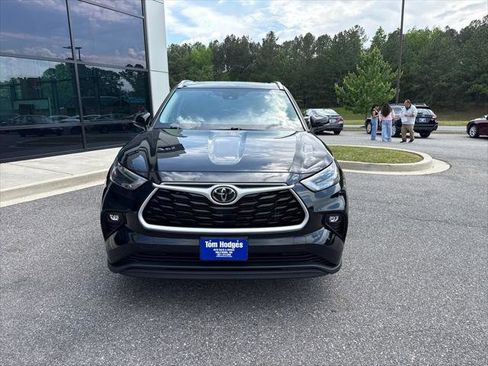 Used 2024 Toyota Highlander XLE AWD/4WD image 2
