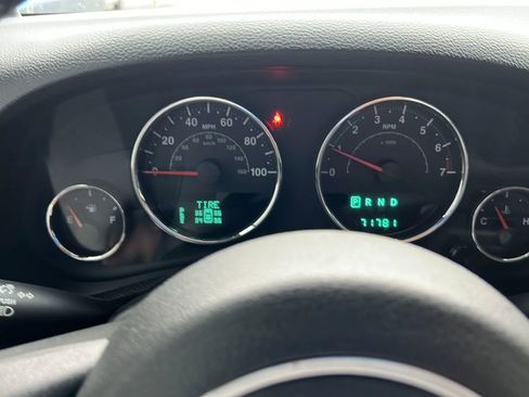 Used 2014 Jeep Wrangler Unlimited Sahara w/ Connectivity Group AWD/4WD image 29