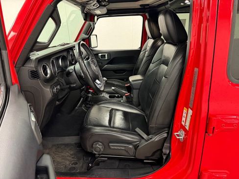 Used 2019 Jeep Wrangler Unlimited Sahara w/ Dual Top Group AWD/4WD image 18