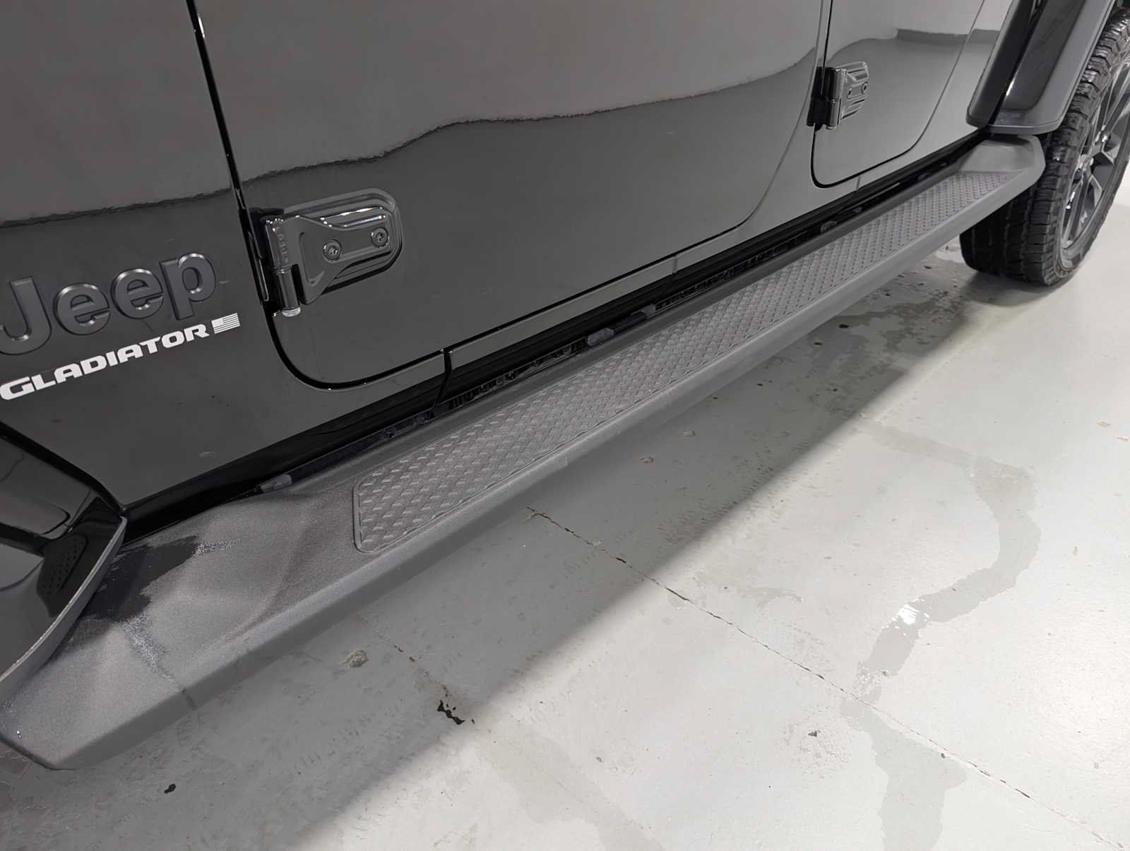 Used 2023 Jeep Gladiator Overland AWD/4WD image 11