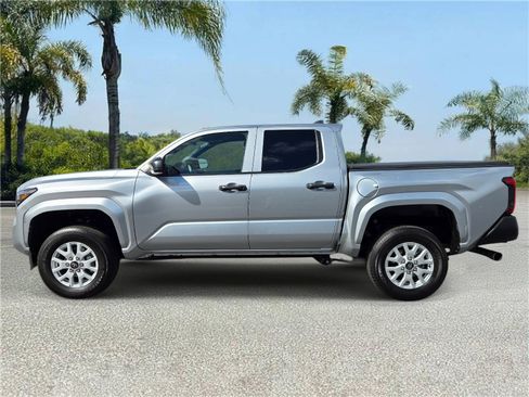 Used 2025 Toyota Tacoma SR image 2