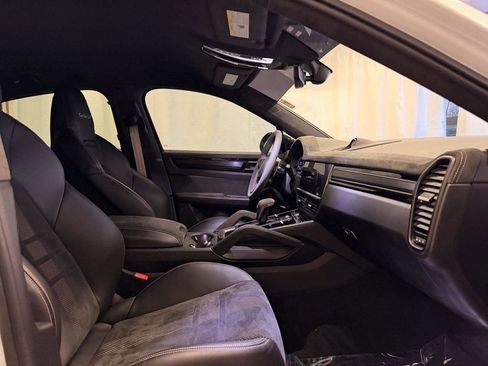 Certified 2022 Porsche Cayenne Turbo GT AWD/4WD image 15