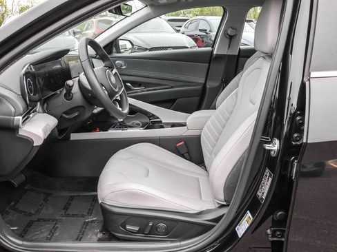 Certified 2025 Hyundai Elantra Limited FWD image 6
