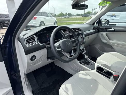 Used 2024 Volkswagen Tiguan SE FWD image 11