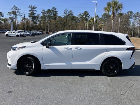 Certified 2021 Toyota Sienna XSE image 2