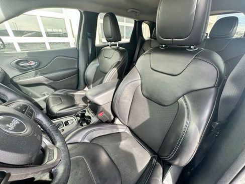 Used 2019 Jeep Cherokee Latitude Plus w/ Cold Weather Group AWD/4WD image 8