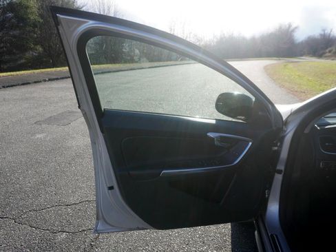 Used 2018 Volvo V60 T5 Cross Country w/ Convenience Package image 12