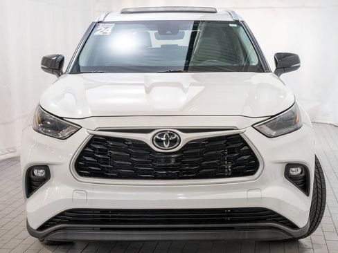 Used 2024 Toyota Highlander XLE image 2