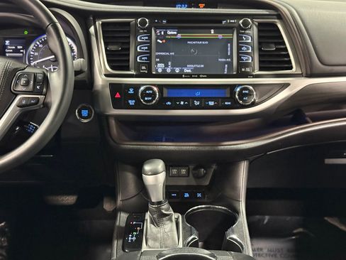 Used 2018 Toyota Highlander Limited AWD/4WD image 39