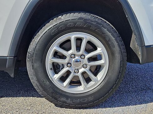 Used 2020 Jeep Grand Cherokee Laredo AWD/4WD image 39