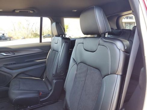 New 2025 Jeep Grand Cherokee L Altitude RWD image 9