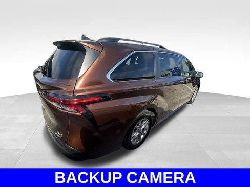 Used 2021 Toyota Sienna XLE image 4