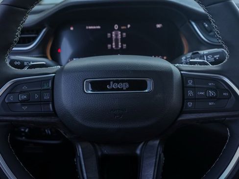 New 2025 Jeep Grand Cherokee Limited w/ Luxury Tech Group II image 25