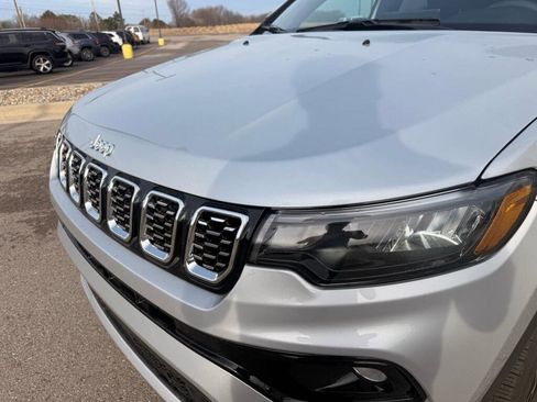 Used 2025 Jeep Compass Limited image 9