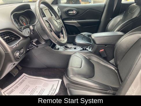 Used 2019 Jeep Cherokee Latitude Plus w/ Cold Weather Group AWD/4WD image 12