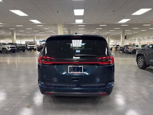 Used 2022 Chrysler Pacifica Touring-L w/ Uconnect Theater Family Group image 5