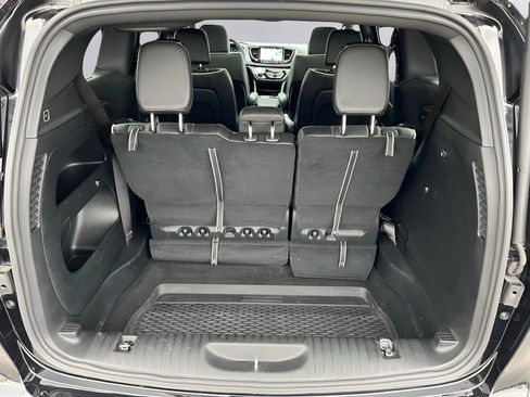 Used 2025 Chrysler Pacifica Limited FWD image 15