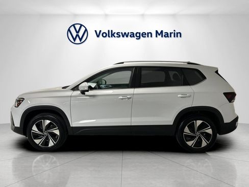 Used 2025 Volkswagen Taos SE w/ Panoramic Sunroof Package AWD/4WD image 2