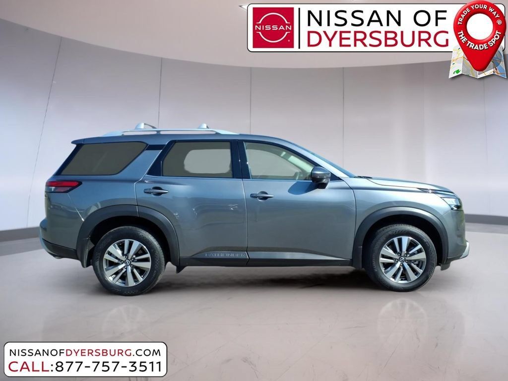 Used 2025 Nissan Pathfinder SL FWD image 2