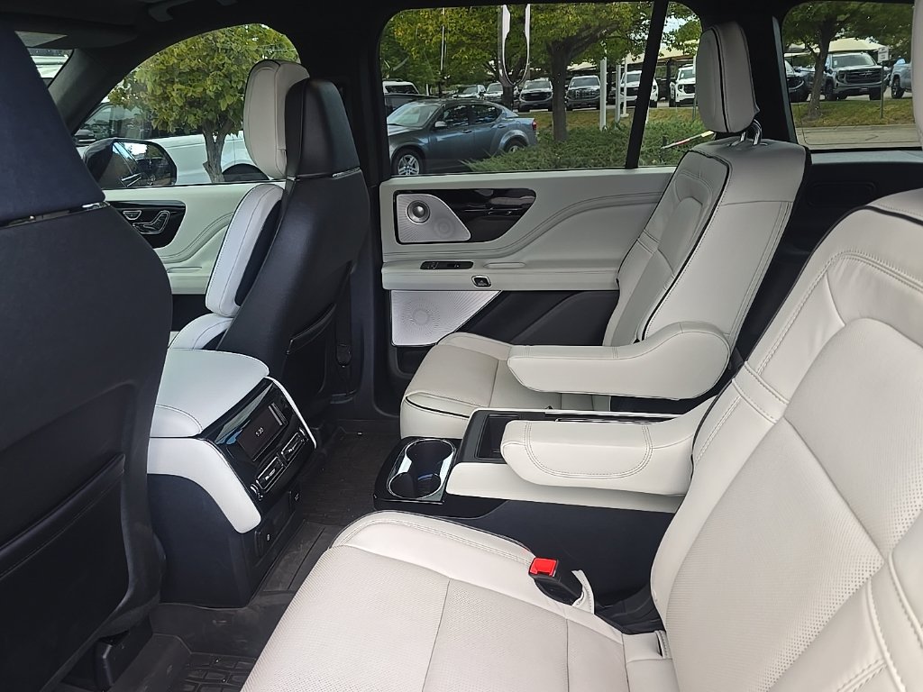 Used 2025 Lincoln Aviator Black Label w/ Jet Appearance Package AWD/4WD image 10