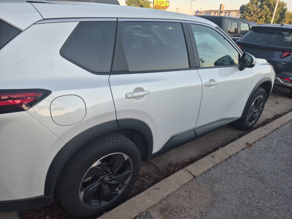 Used 2024 Nissan Rogue SV AWD/4WD image 17