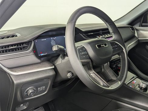 Used 2025 Jeep Grand Cherokee Limited w/ Luxury Tech Group II image 11