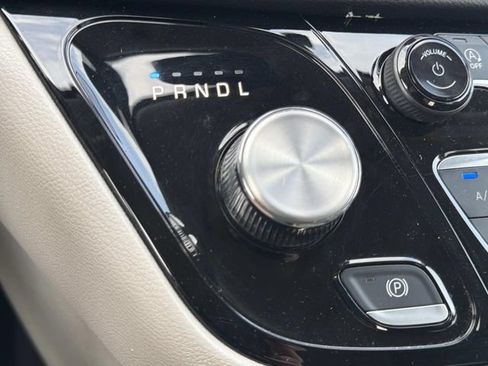 Used 2023 Chrysler Pacifica Touring-L FWD image 28