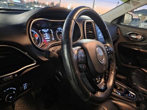 Used 2019 Jeep Cherokee Latitude Plus AWD/4WD image 12