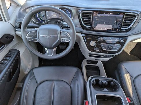 Used 2024 Chrysler Pacifica Limited image 10