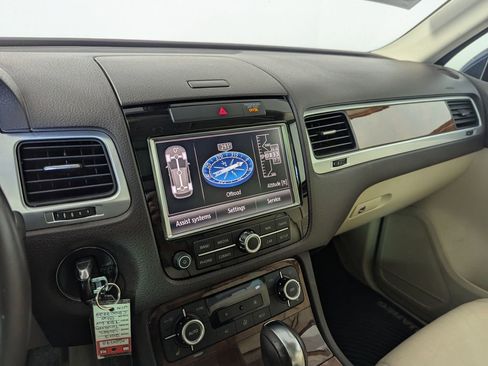 Used 2012 Volkswagen Touareg Sport AWD/4WD image 7