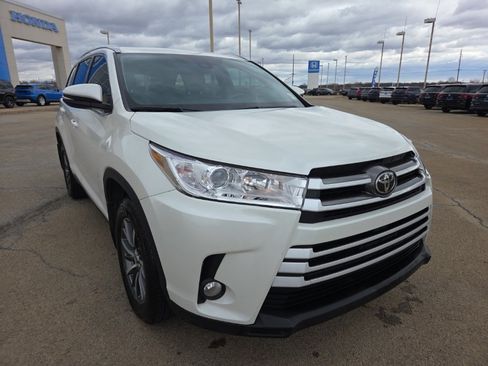 Used 2019 Toyota Highlander XLE image 3
