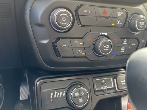 Used 2023 Jeep Renegade Trailhawk w/ Sun/Sound Group AWD/4WD image 17
