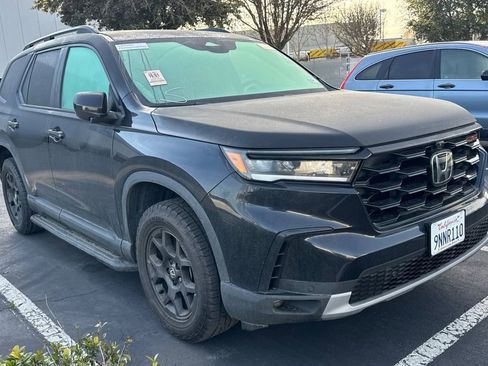 Certified 2025 Honda Pilot TrailSport image 2
