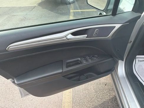 Used 2020 Ford Fusion SE FWD image 15