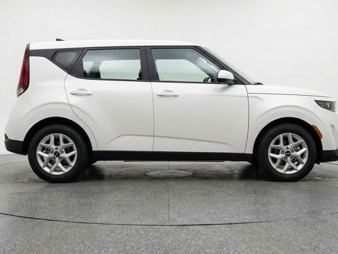 Used 2025 Kia Soul LX w/ LX Technology Package FWD image 11