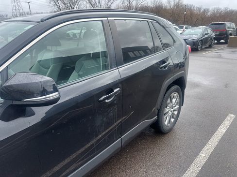 Used 2020 Toyota RAV4 XLE Premium image 5